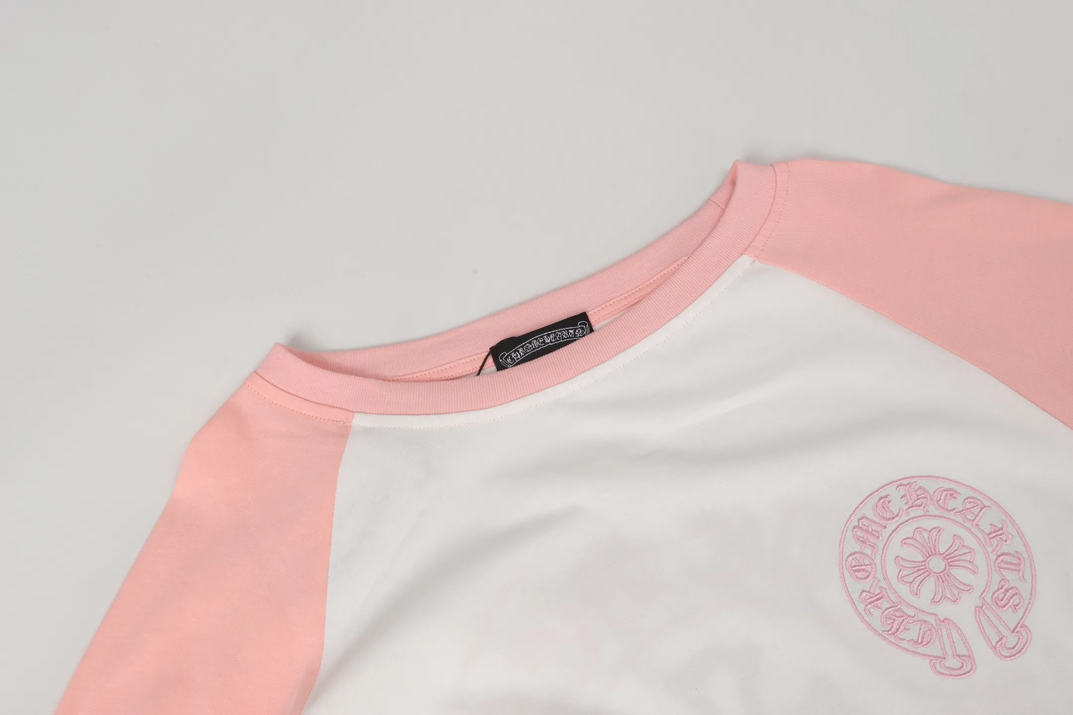 P170 Cross-border quantity model, please do not place an order if you are pursuing quality -Chrome Hearts/Chrome Hearts Xiaohongshu popular Sanskrit horseshoe stitching embroidered long-sleeved T-shirt -High weight, high density and high quality, soft, delicate and skin-friendly wool, soft and silky to the touch, excellent warmth and skin-friendly properties -Customized weaving and dyeing, no color difference, no matter the fabric or workmanship details, beat the ordinary version on the market -Colour: black with white, black with pink -Size: S M L XL